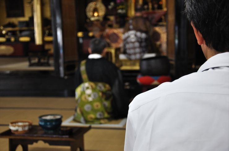 お経をあげるお坊さん